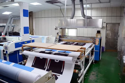 Impressão em máquina de grande formato na unidade de produção