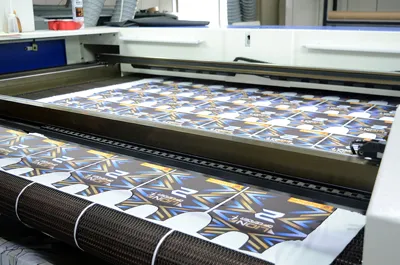 Mesa de impressão com estampas em produção