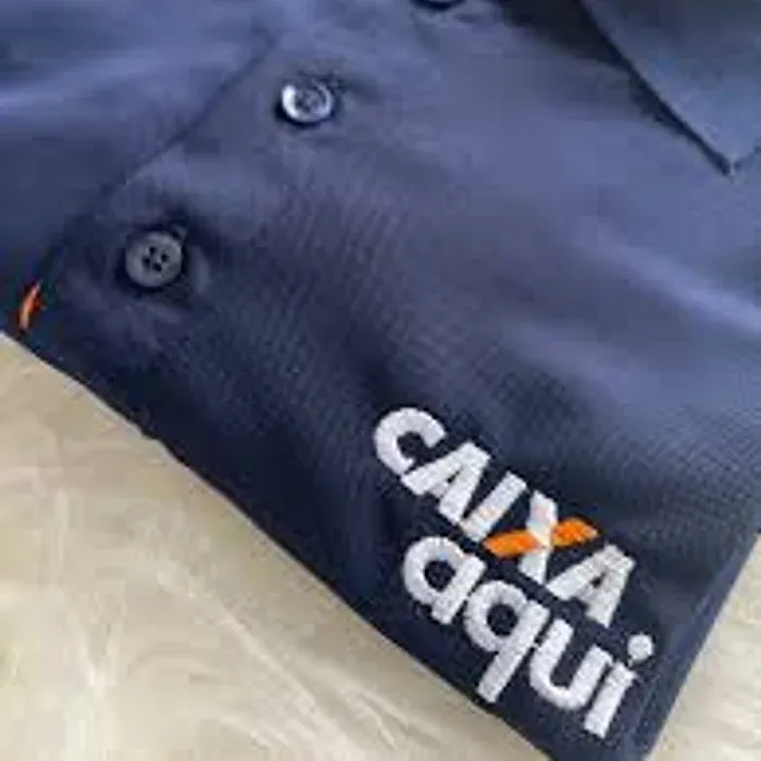 Polo azul-marinho com a logo CAIXA Aqui bordada em fio branco e laranja no peito