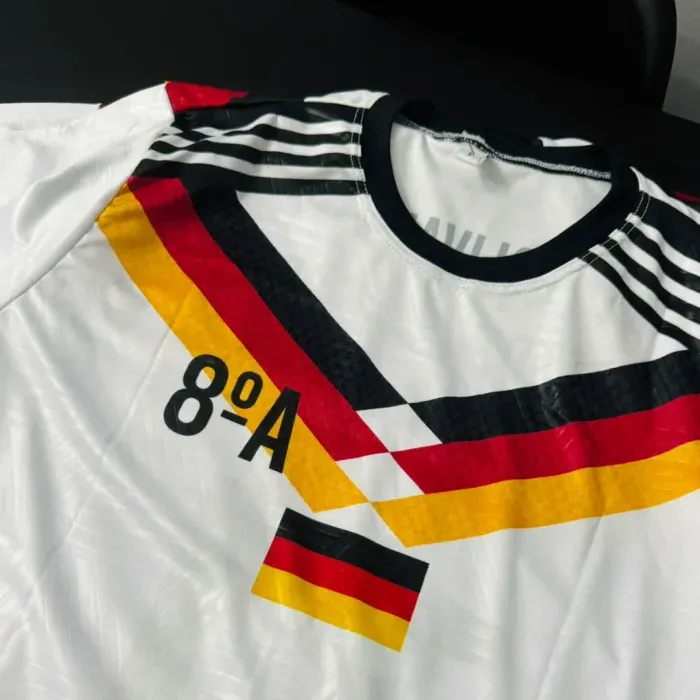 Camisa de interclasse branca sublimada, com faixas coloridas e bandeira cobrindo a peça inteira